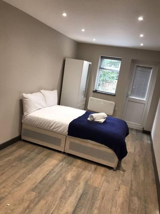 Bedfont House Apartment Хилингдън Екстериор снимка